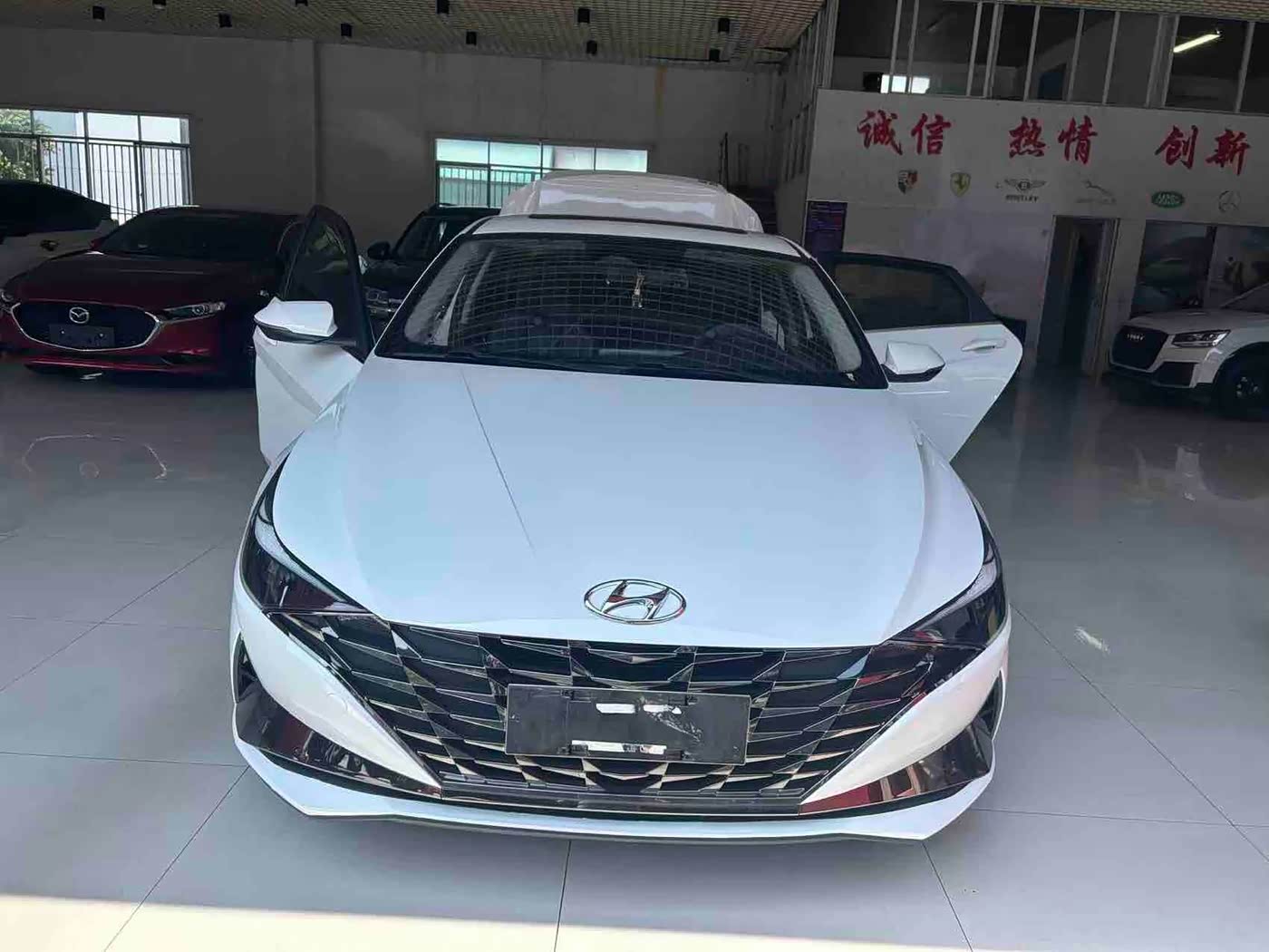 Hyundai Elantra 1.5 л 2023 г. Белый, пробег 30800 км