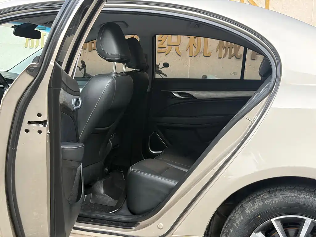 Geely Emgrand — миниатюра 9