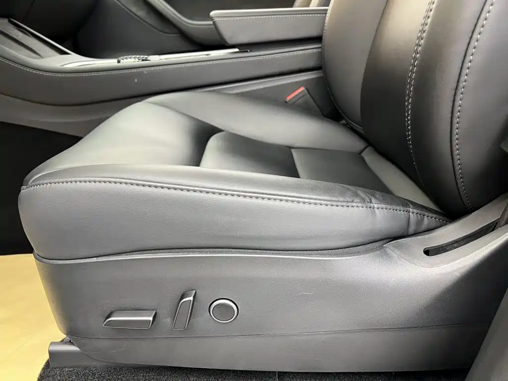 Tesla Model Y — миниатюра 35