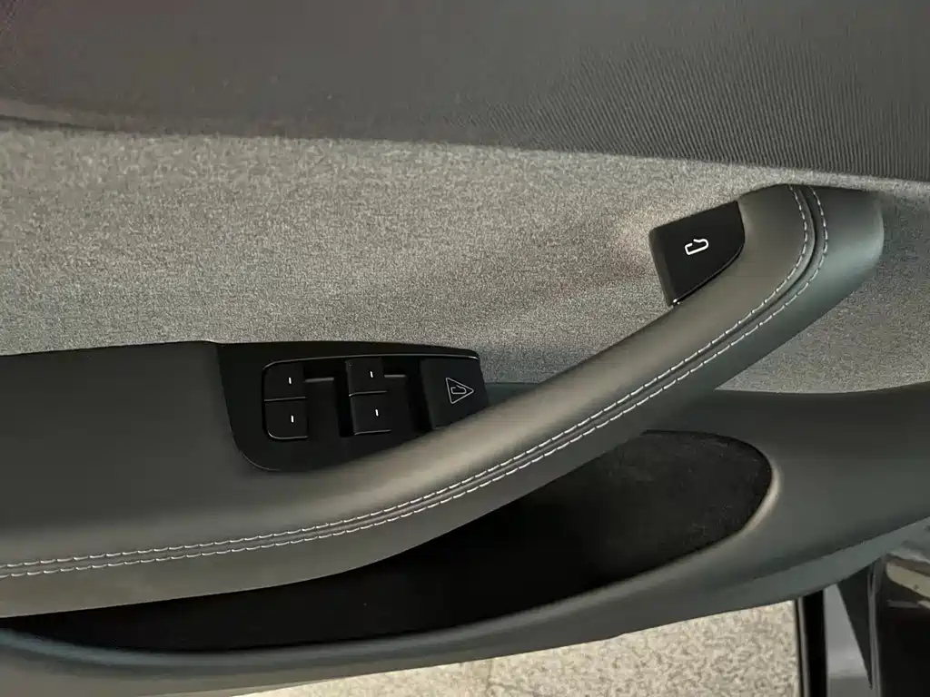 Tesla Model Y — миниатюра 29