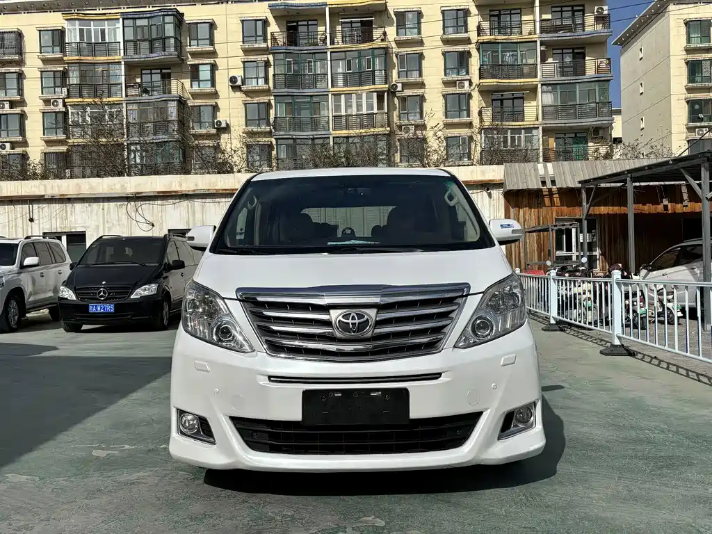 Toyota Alphard — миниатюра 2
