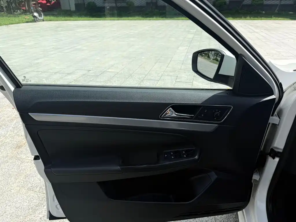 Volkswagen Gran Lavida 2015 1.6L AT Comfort