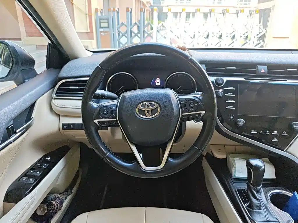 Toyota Camry — миниатюра 3