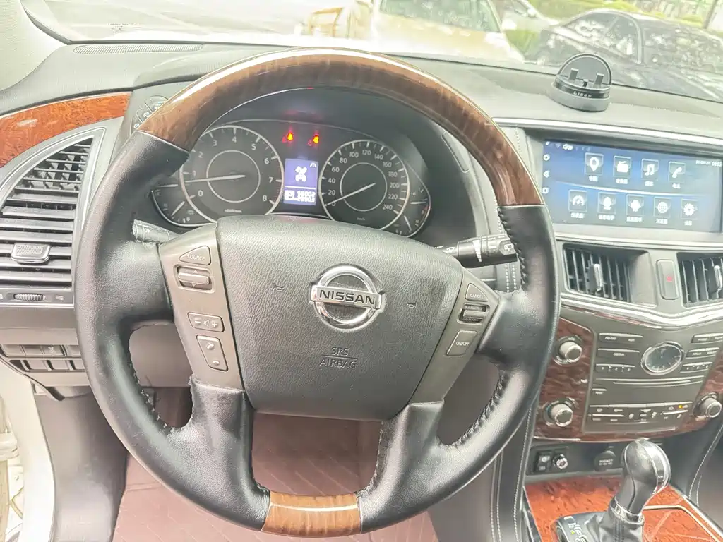 Nissan Patrol — миниатюра 15