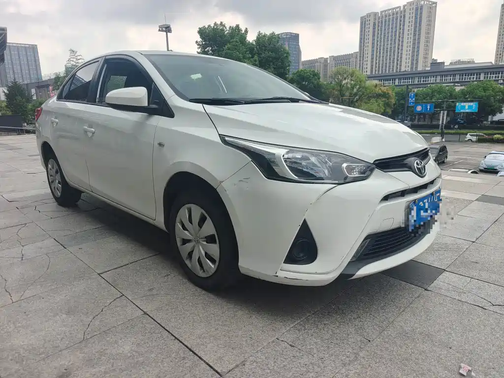 Toyota Yaris L — миниатюра 2