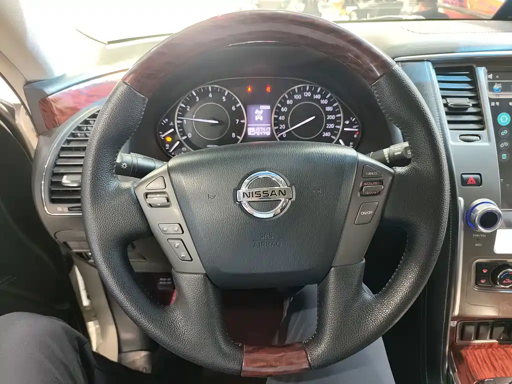 Nissan Patrol — миниатюра 10