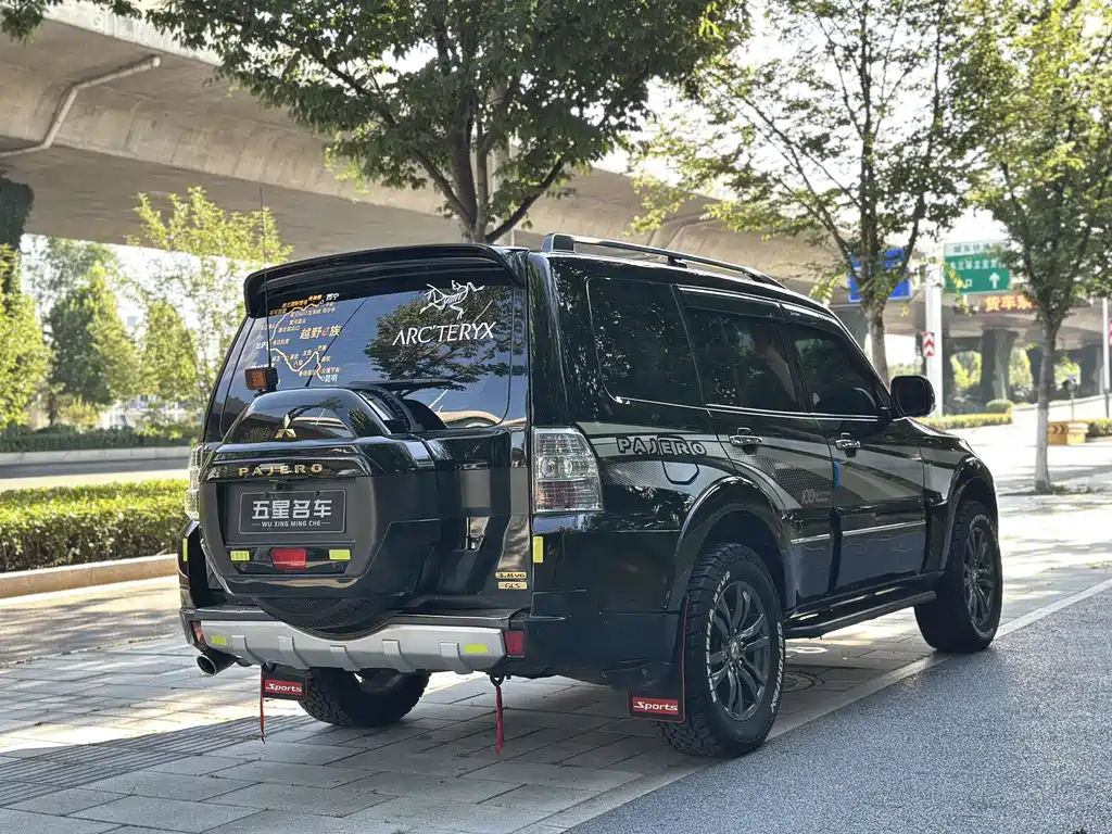 Mitsubishi Pajero (Import) — миниатюра 7