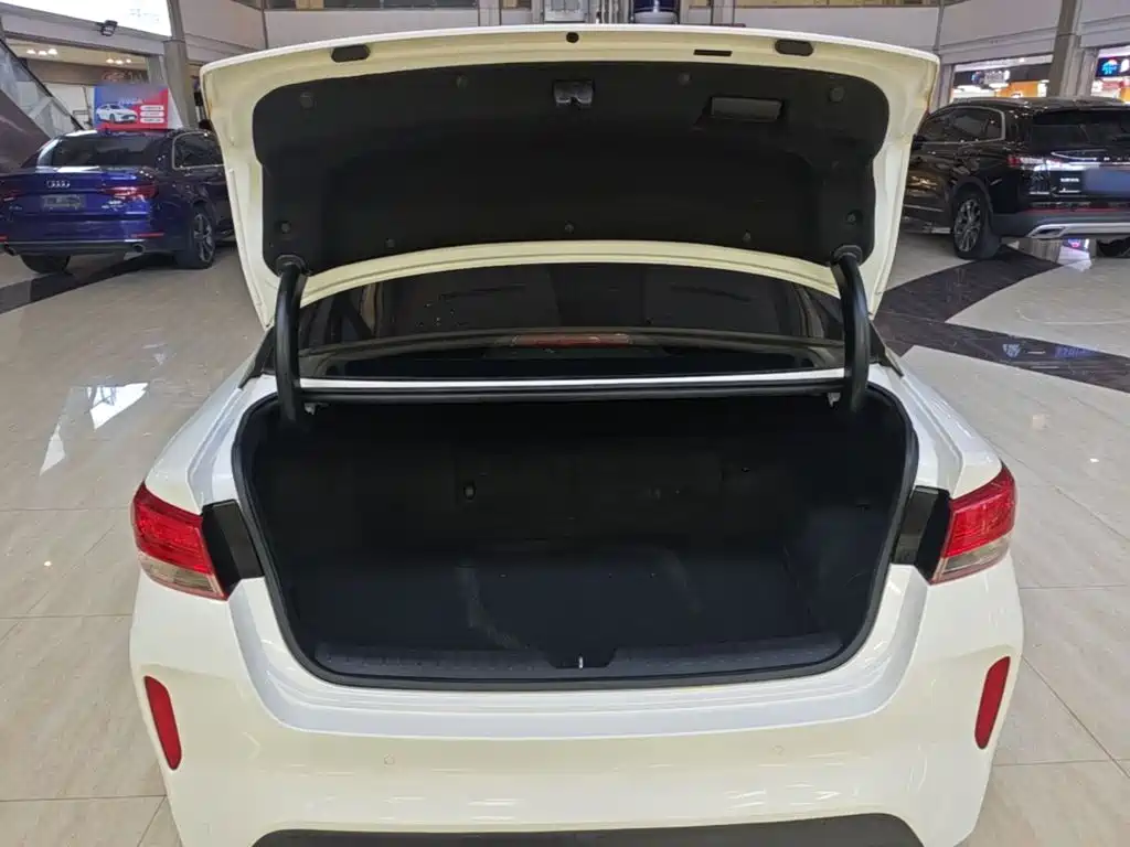 Kia K5 New Energy — миниатюра 19