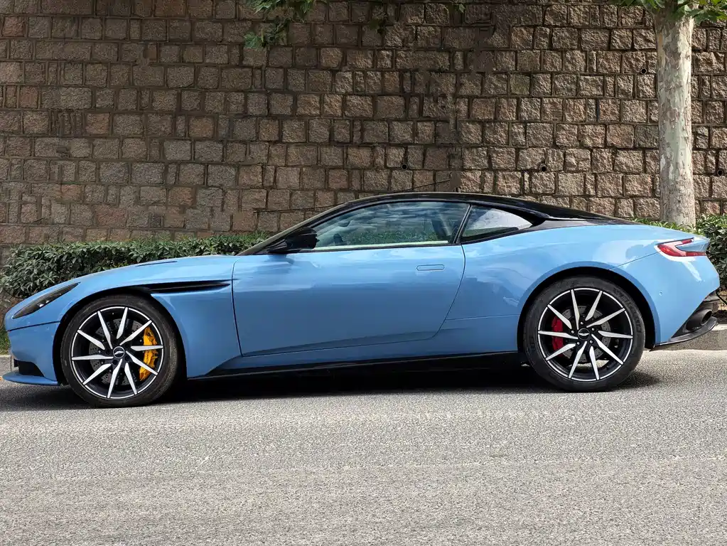 Aston Martin DB11 — миниатюра 3