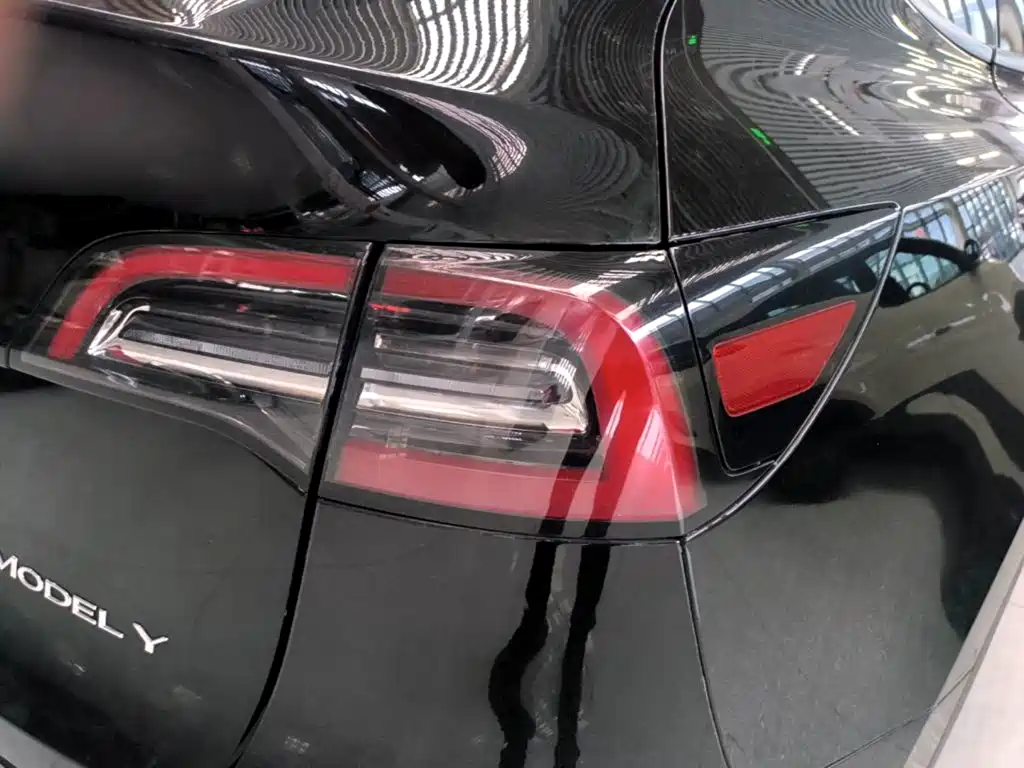 Tesla Model Y — миниатюра 8