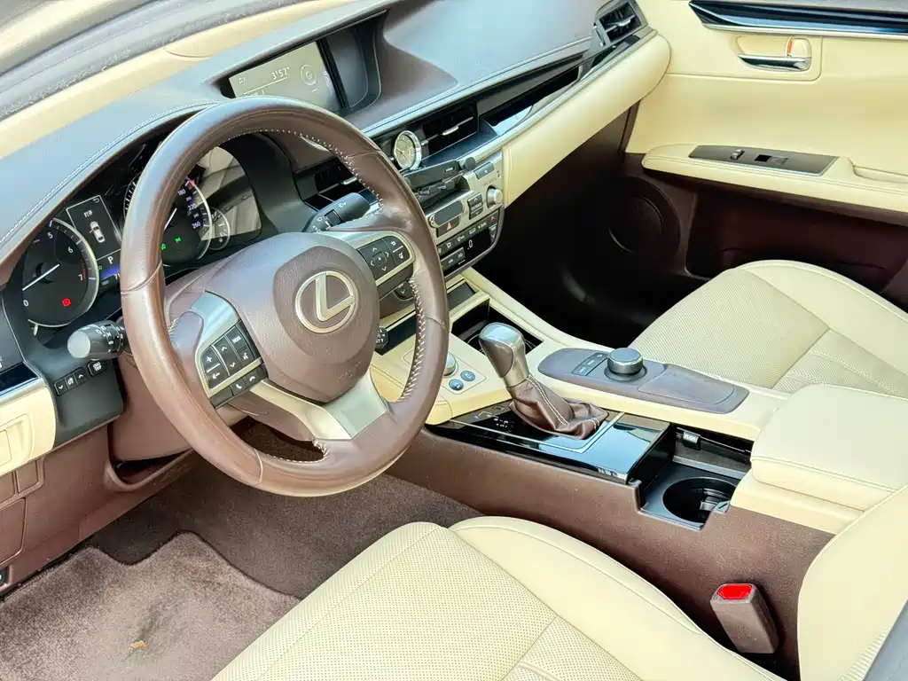 Lexus ES — миниатюра 11