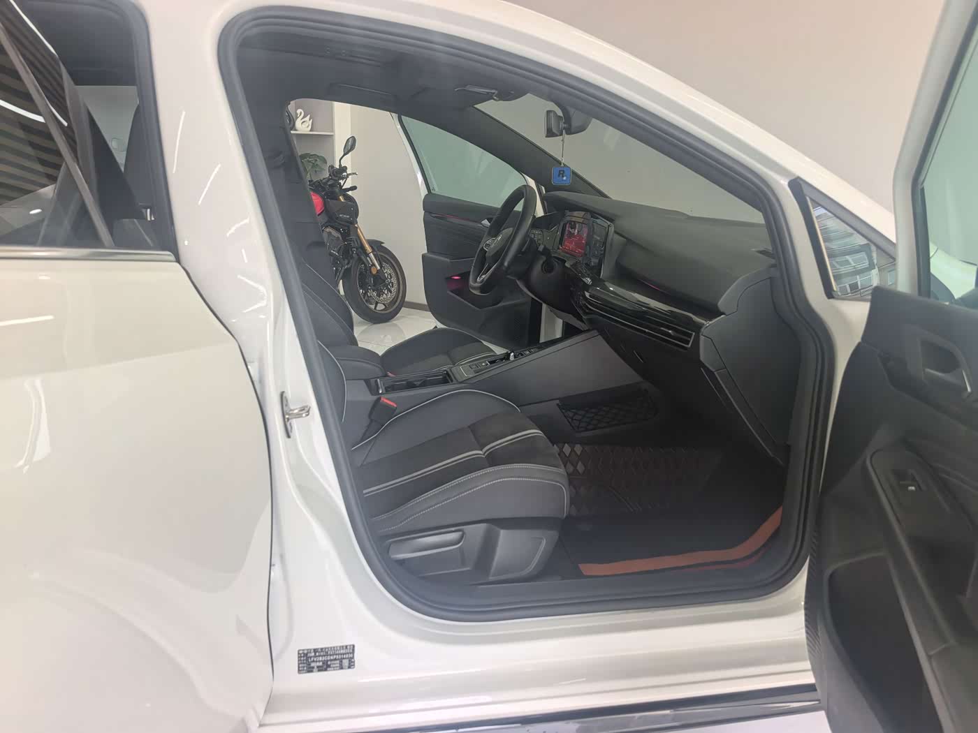 Volkswagen Golf 1.4 л 2023 г. Белый, пробег 22000 км
