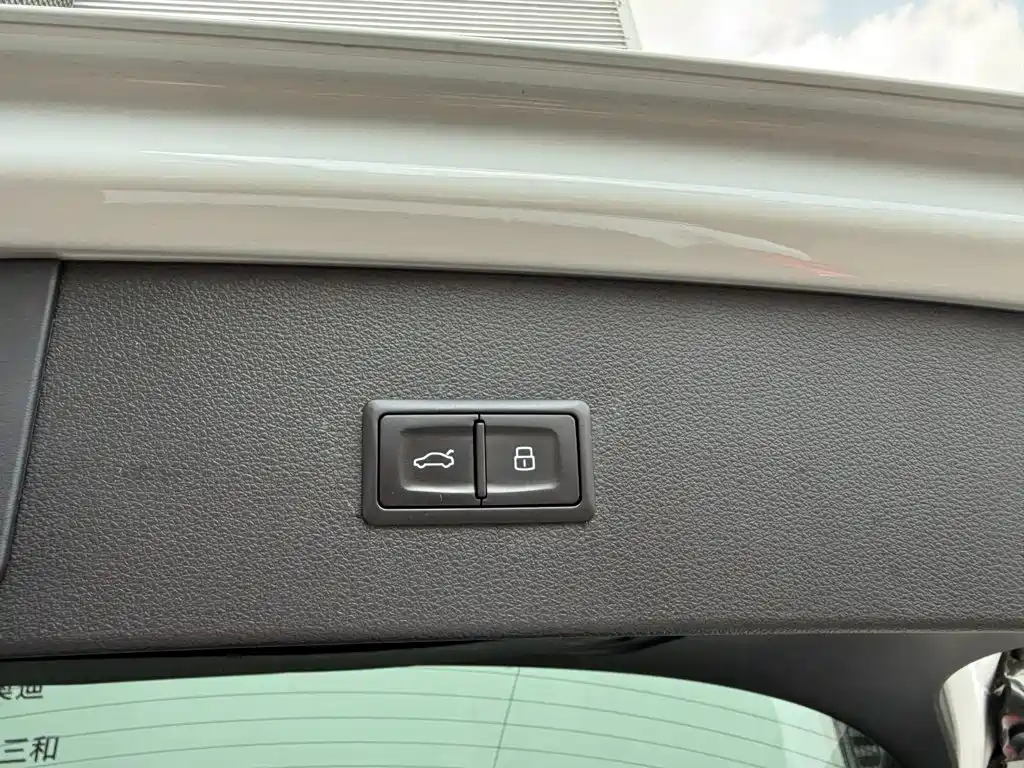 Audi Q2L e-tron — миниатюра 16