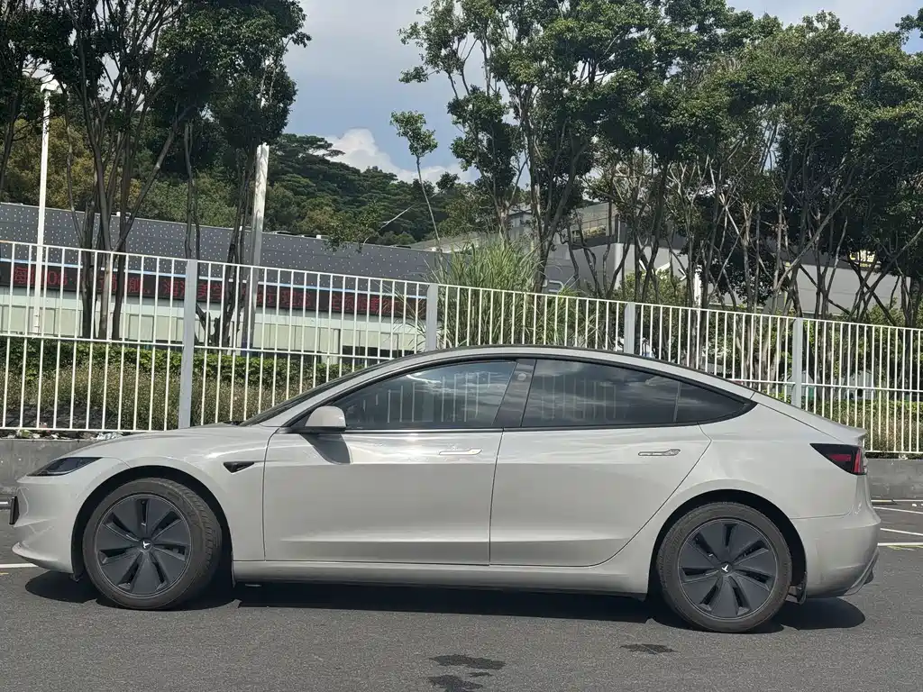 Tesla Model 3 — миниатюра 7