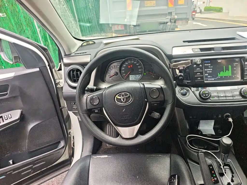 Toyota RAV4 — миниатюра 6