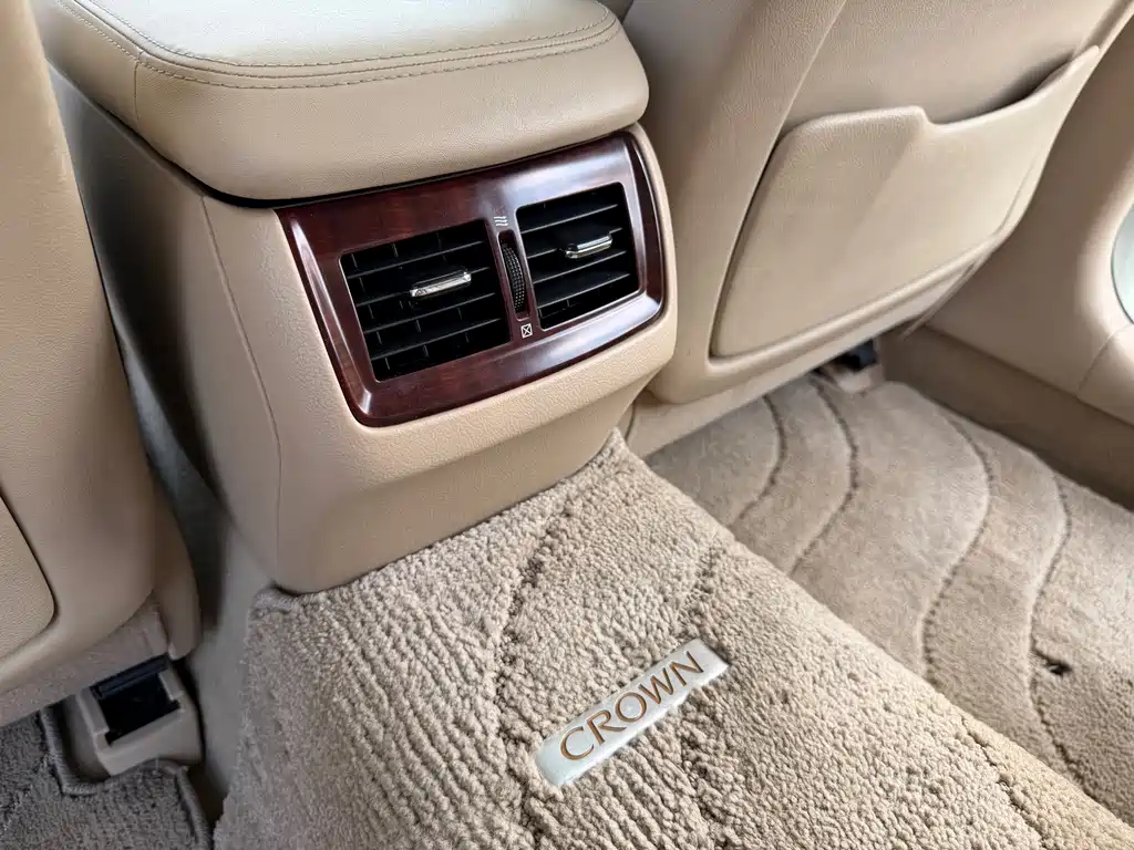 Toyota Crown — миниатюра 19