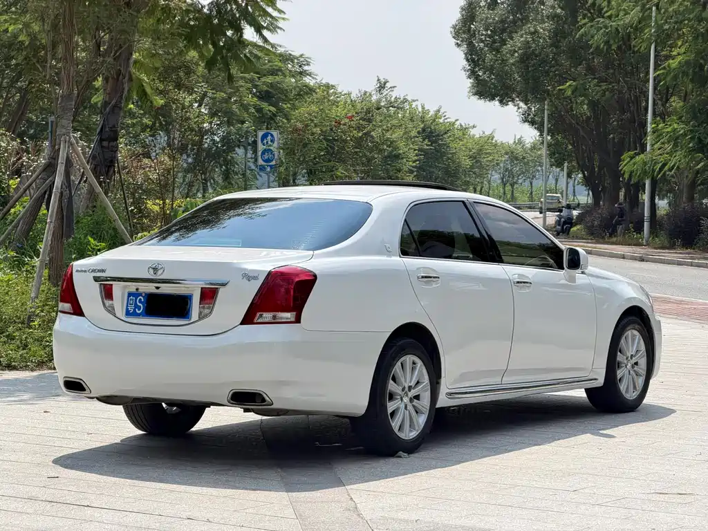 Toyota Crown — миниатюра 6