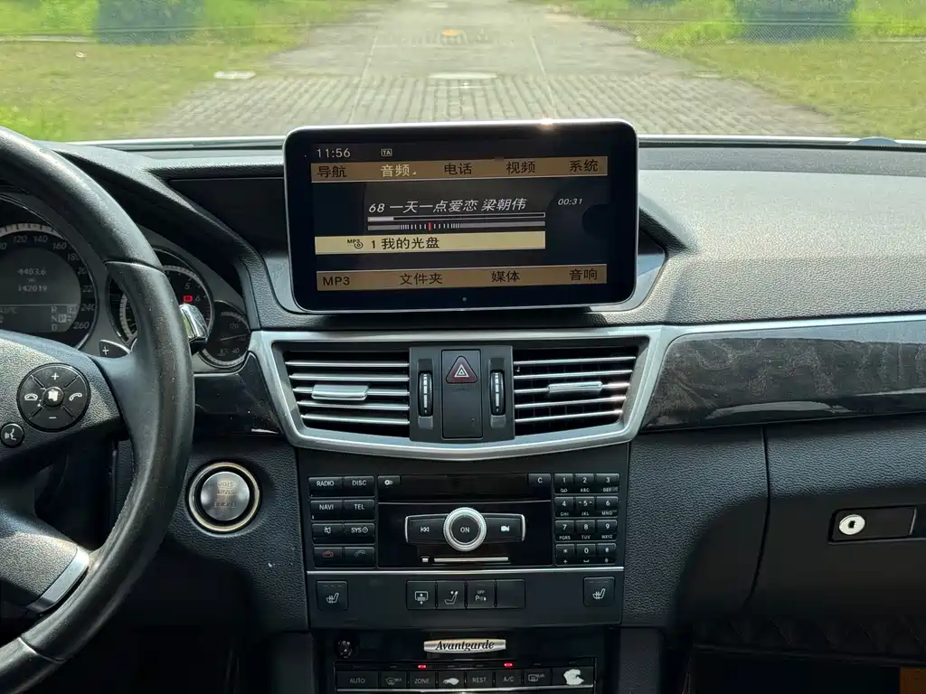 Mercedes-Benz E-Class — миниатюра 16