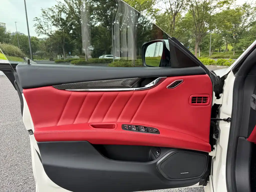 Maserati Quattroporte — миниатюра 4