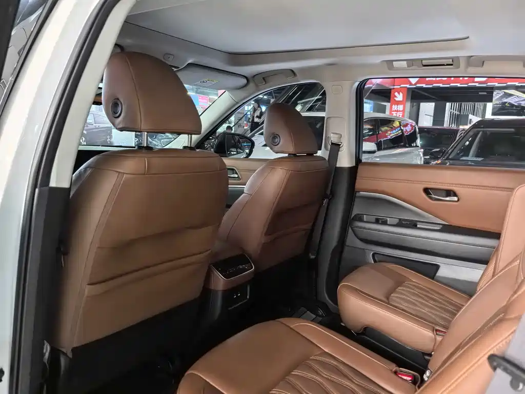 NISSAN EXPLORING THE LAND