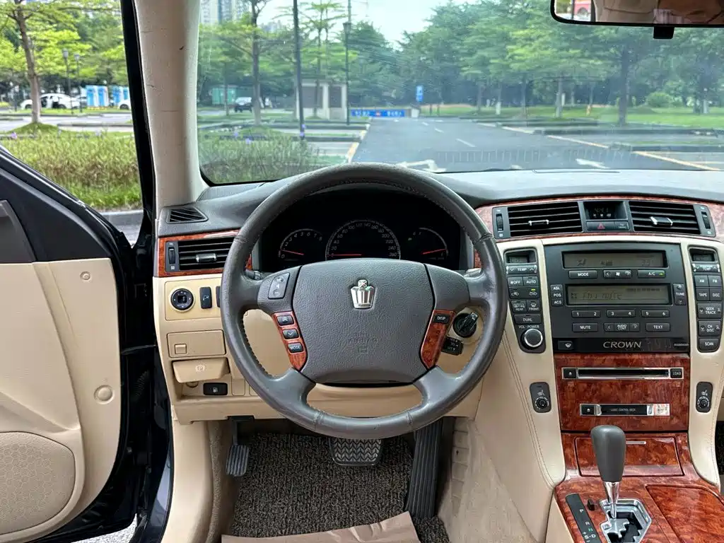 Toyota Crown — миниатюра 6