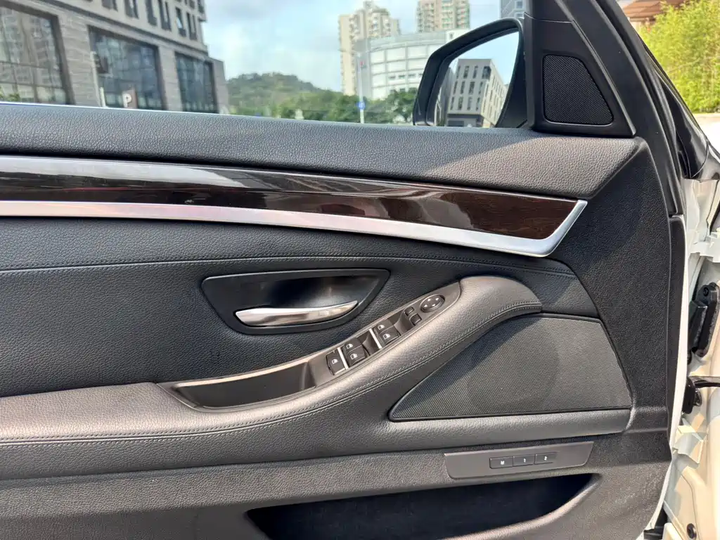 BMW 5 Series — миниатюра 11