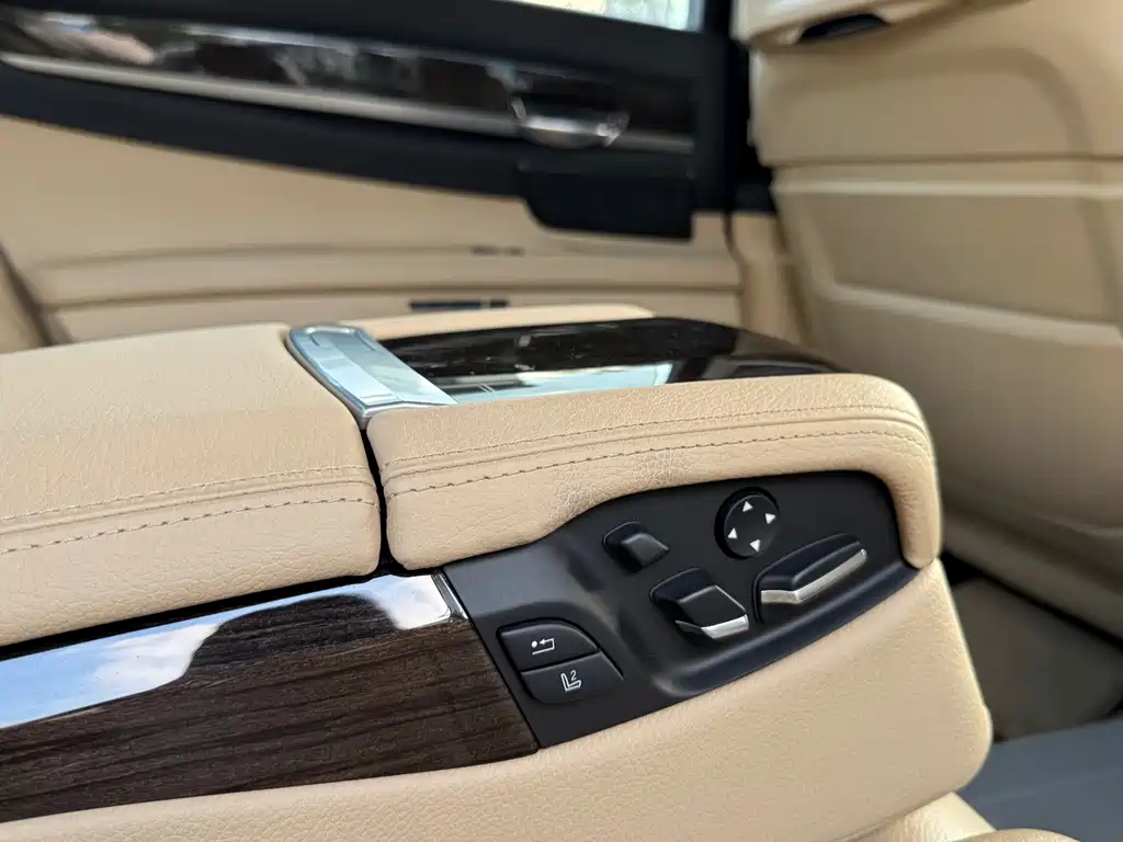 BMW 7 Series — миниатюра 19