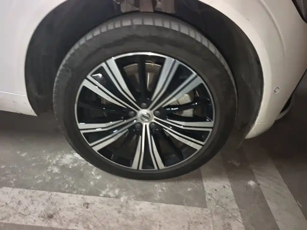 Volvo XC60 PHEV — миниатюра 25