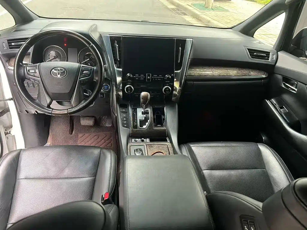 Toyota Alphard — миниатюра 6