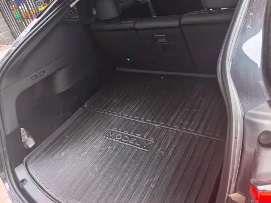 Tesla Model Y — миниатюра 4