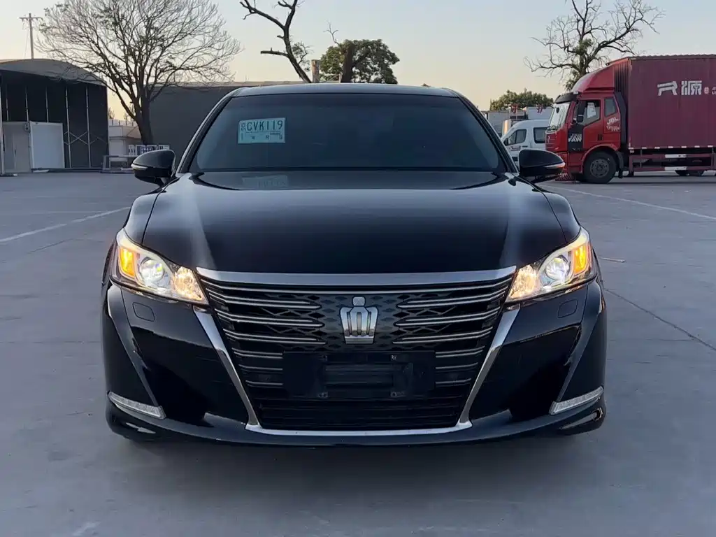 Toyota Crown — миниатюра 3