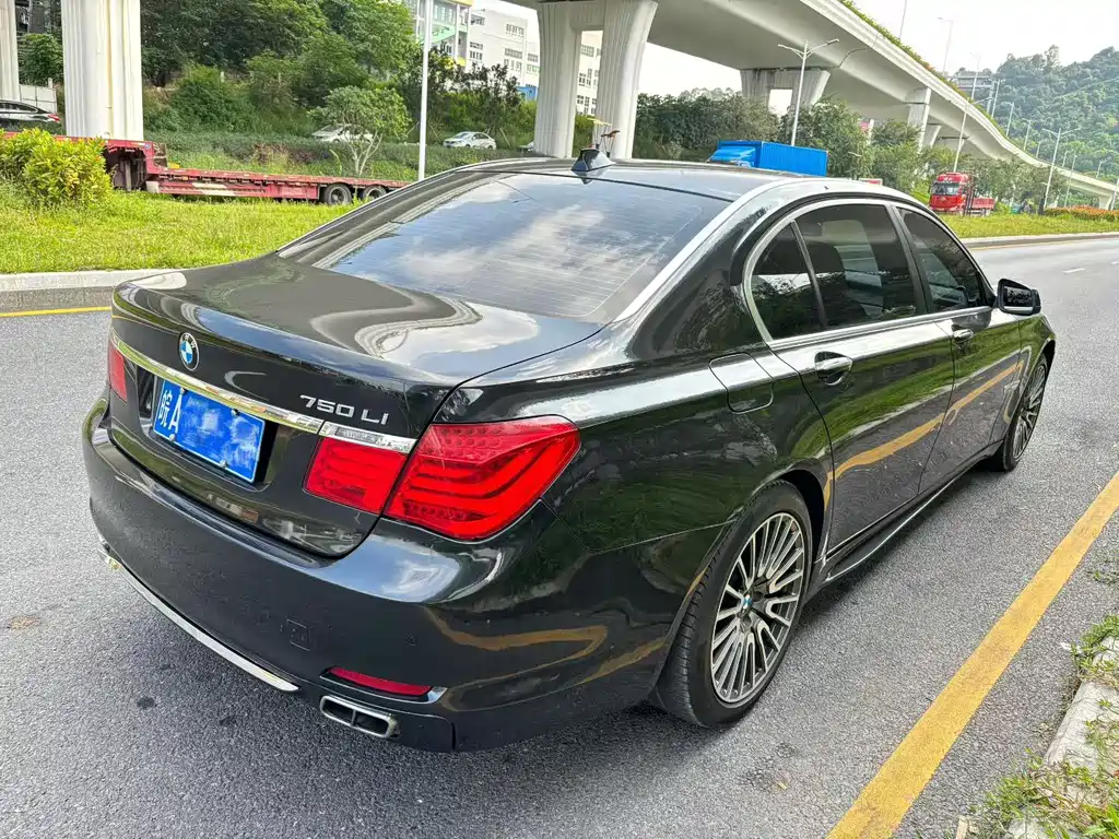BMW 7 Series — миниатюра 7