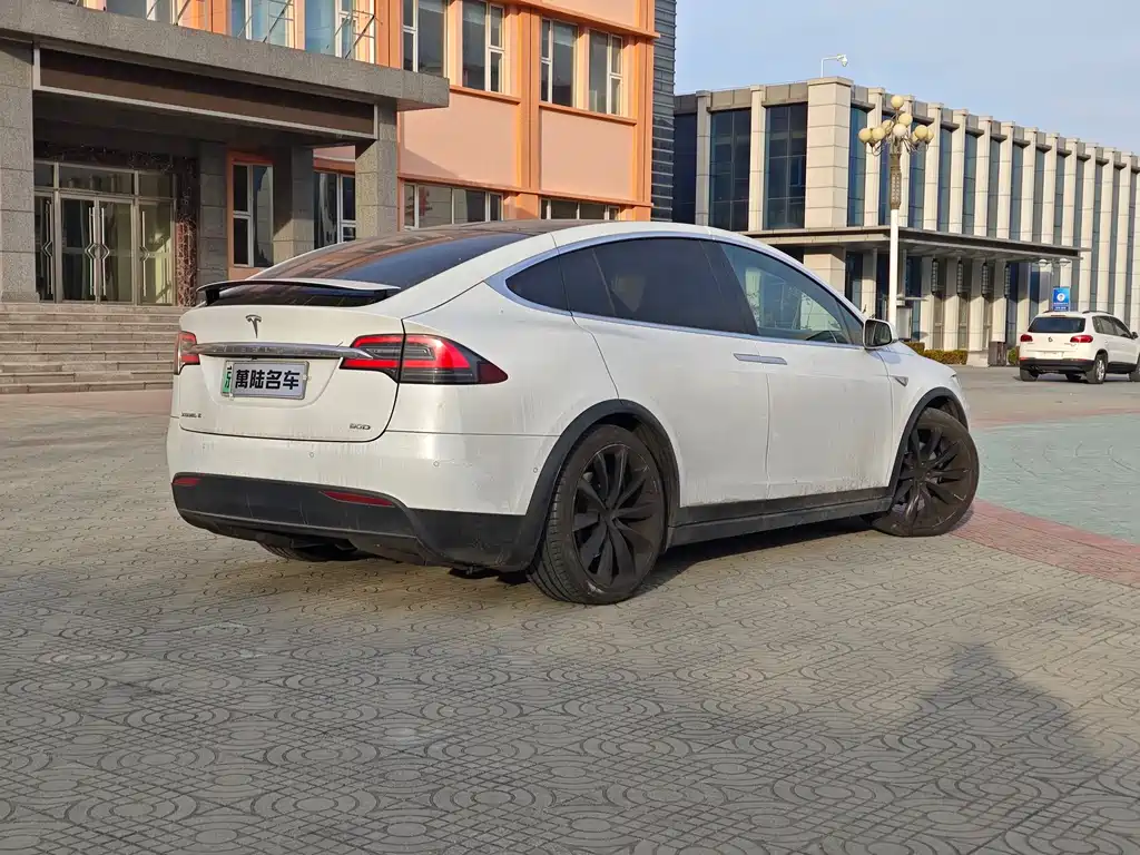 TESLA MODEL X