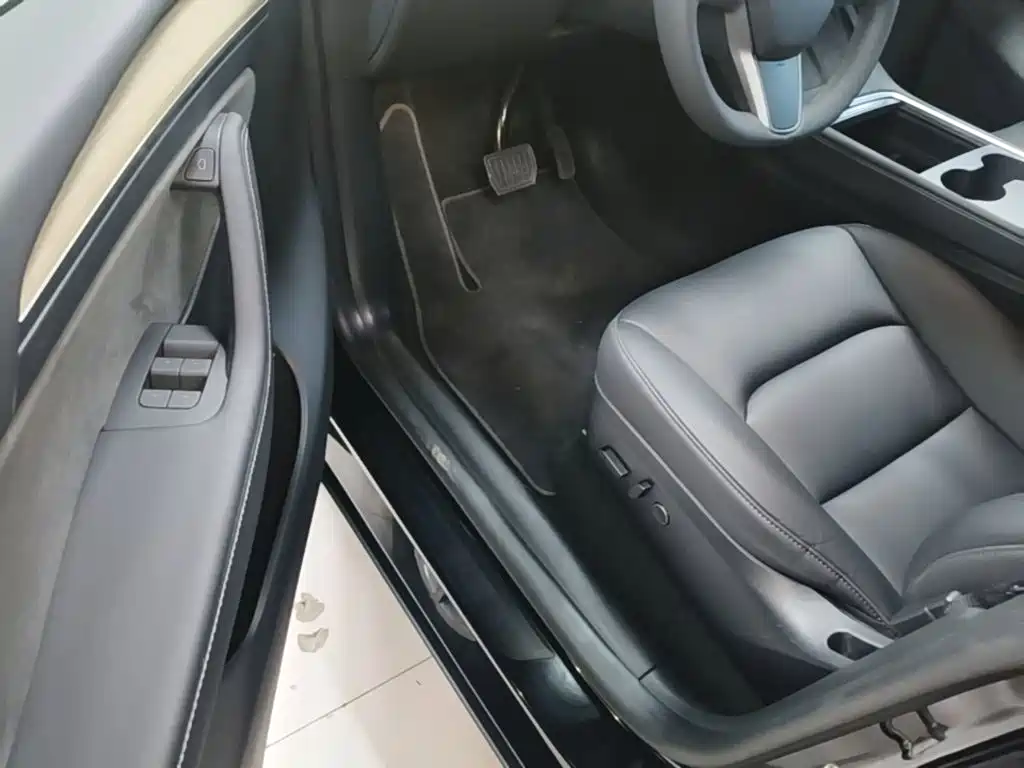 Tesla Model Y — миниатюра 16