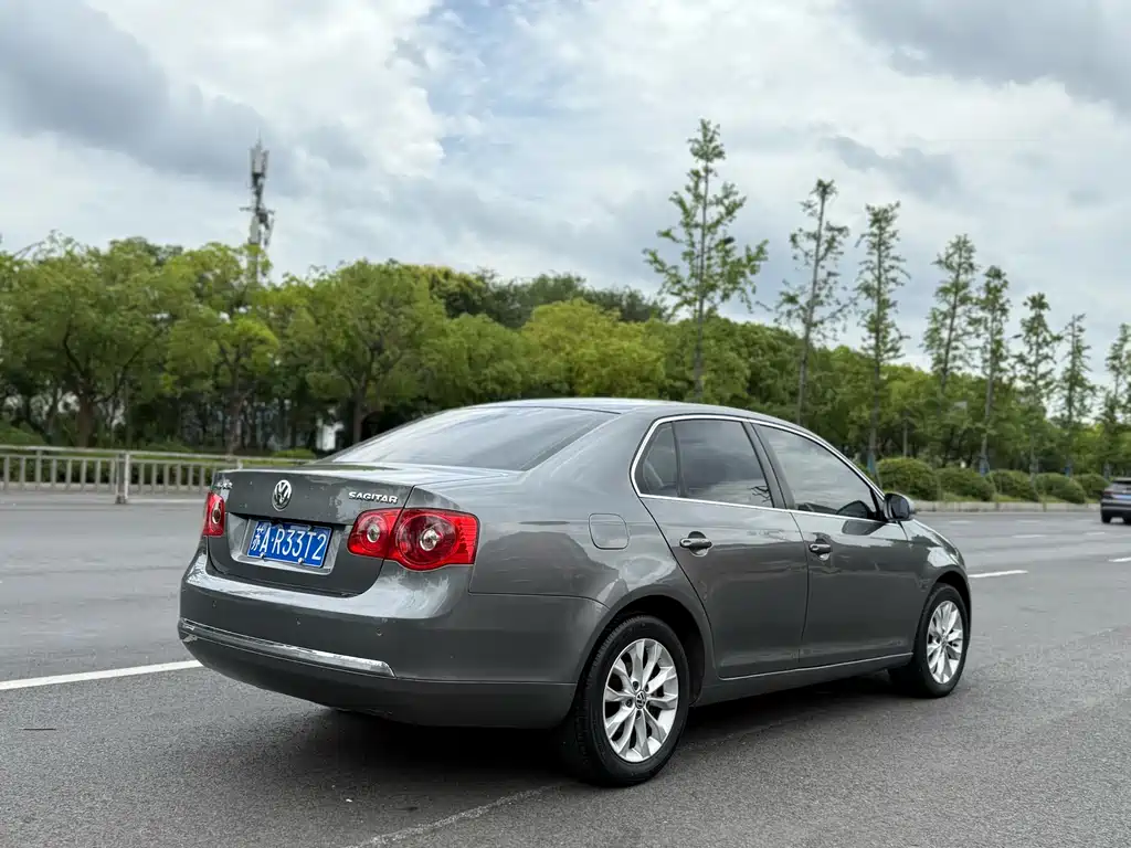 Volkswagen Sagitar 2011 1.6L AT Fashion