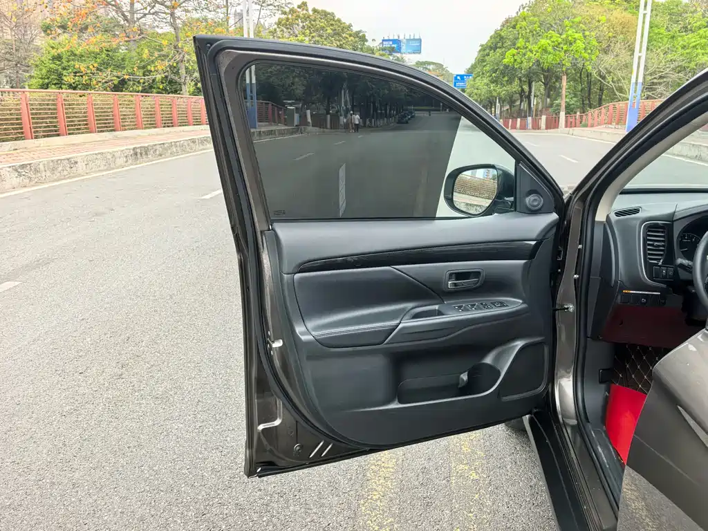 MITSUBISHI OUTLANDER