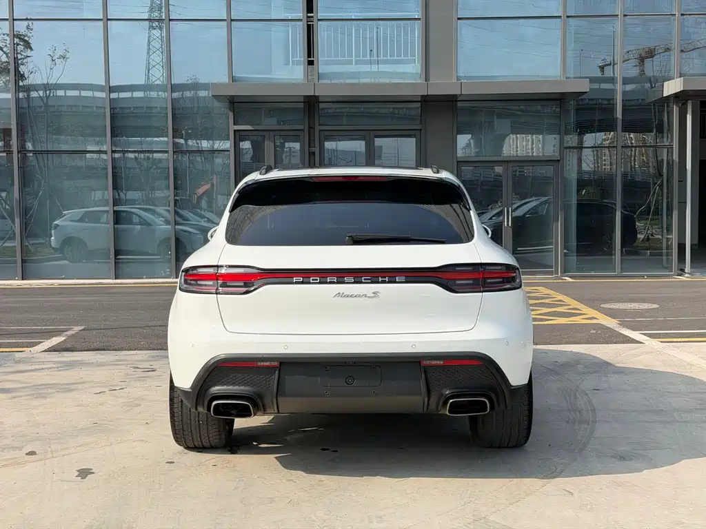 PORSCHE MACAN