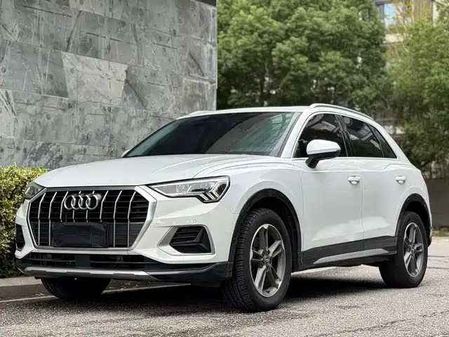 AUDI  Q3