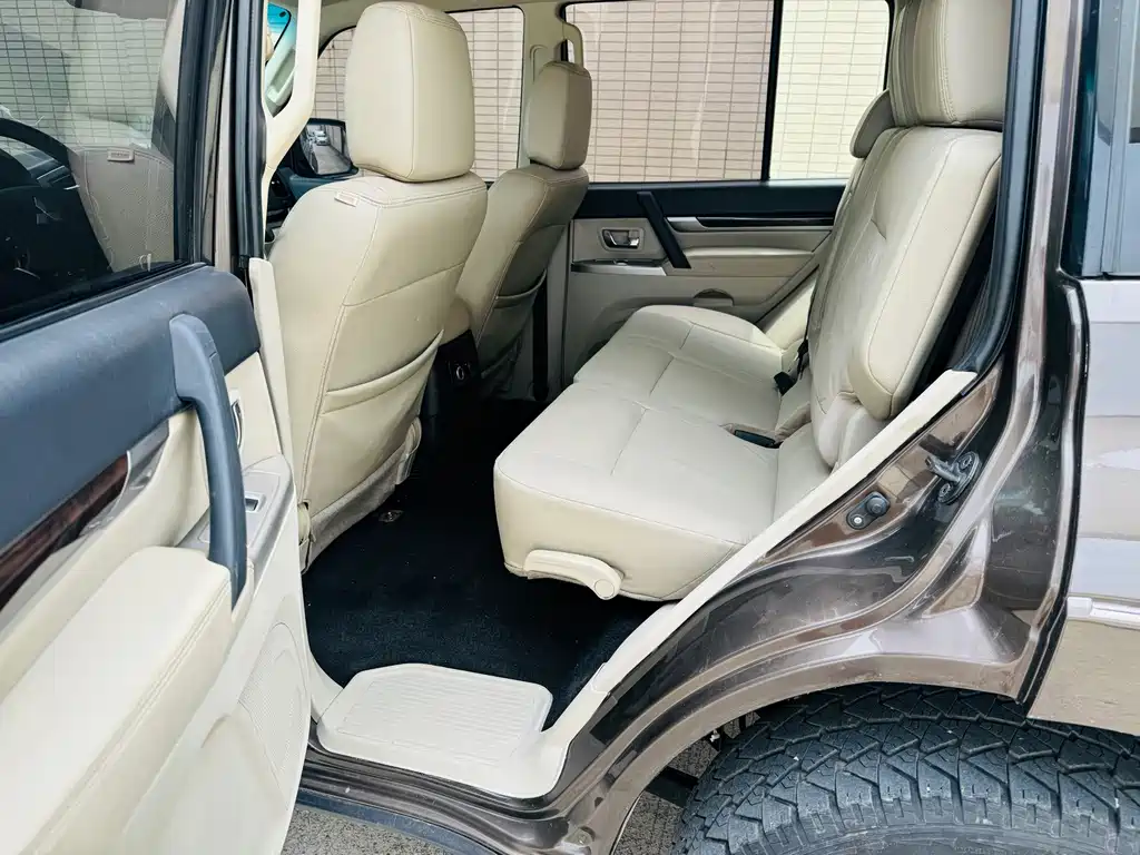 Mitsubishi Pajero (Import) — миниатюра 5