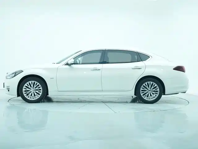 INFINITI Q70