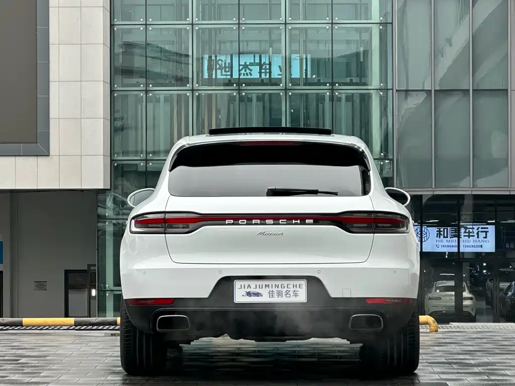 PORSCHE MACAN