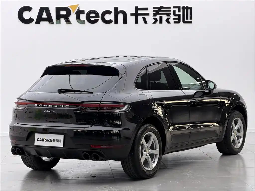 PORSCHE MACAN