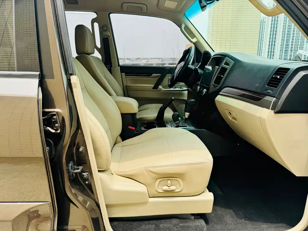 Mitsubishi Pajero (Import) — миниатюра 10