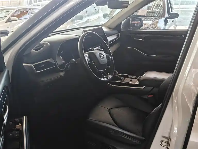 Toyota Highlander 2022 2.5L Luxury 7 мест