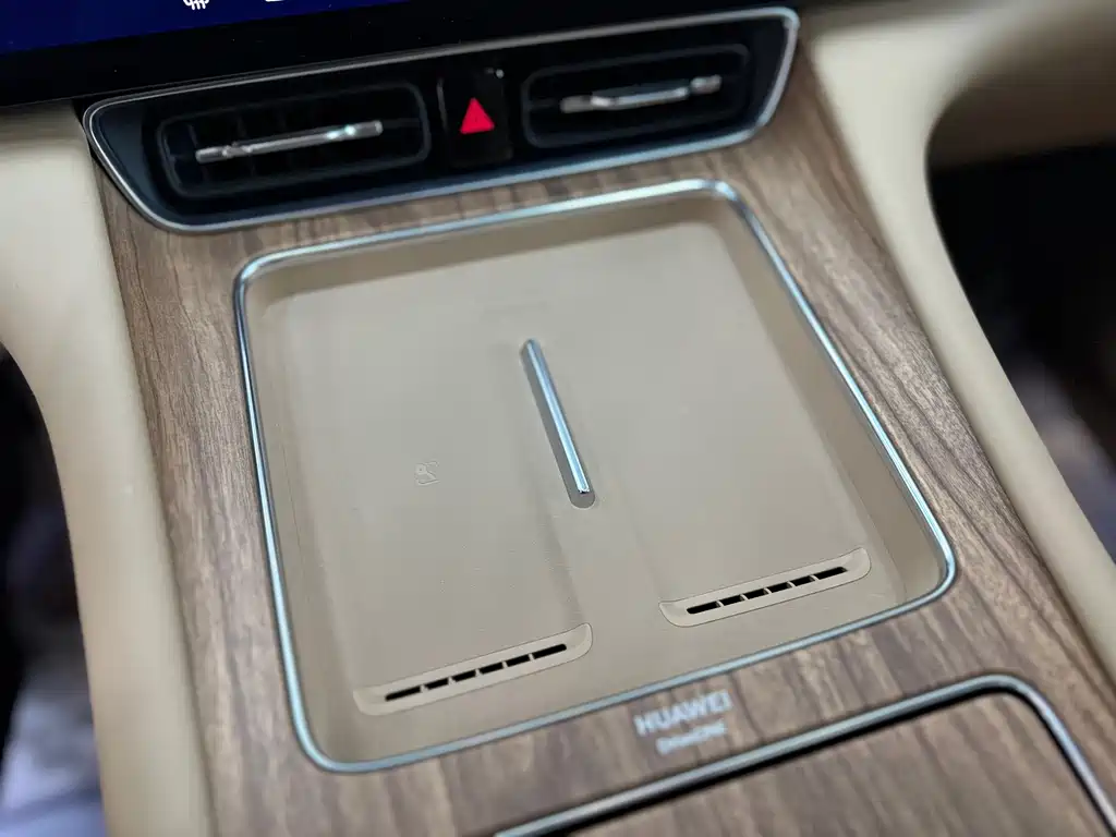 AITO ASK THE WORLD M8