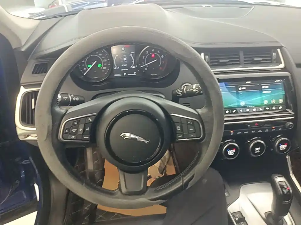 Jaguar E-PACE — миниатюра 11