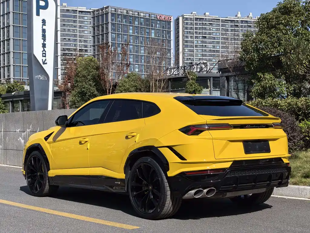 LAMBORGHINI URUS