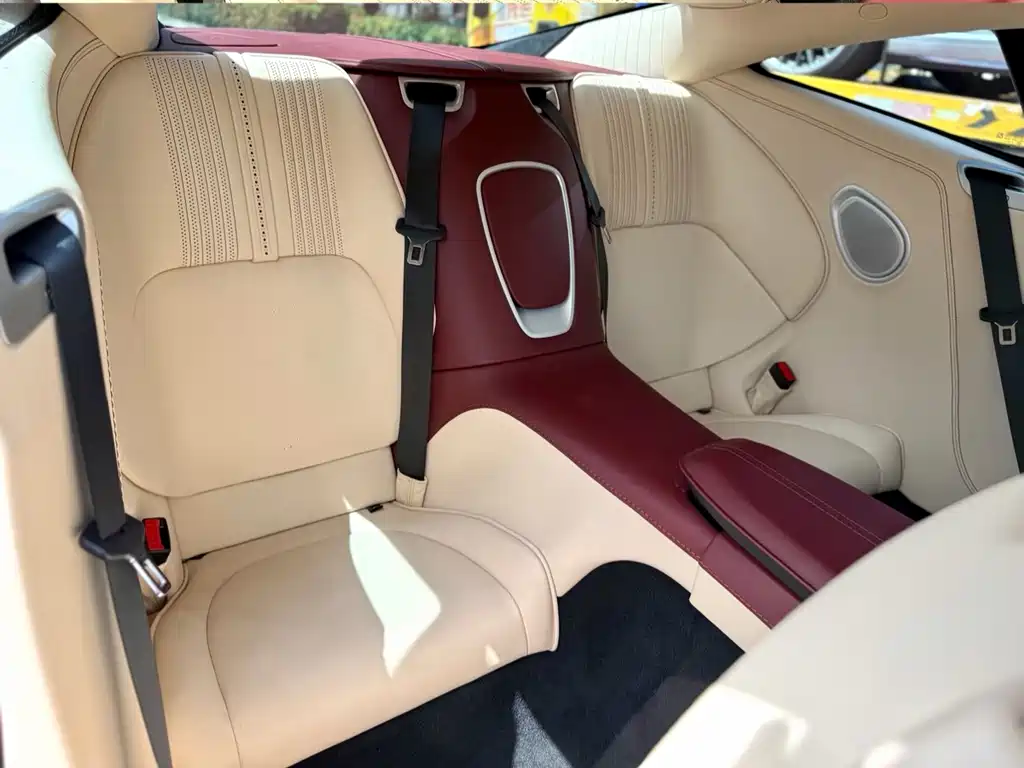 Aston Martin DB11 — миниатюра 6