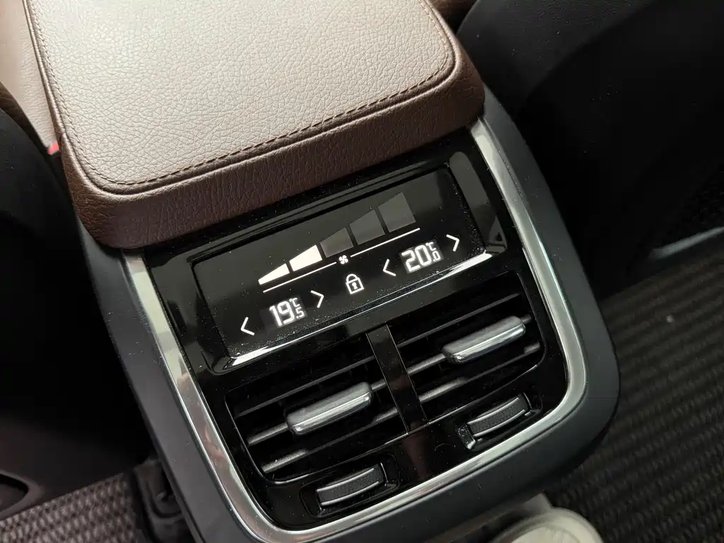 Volvo XC90 — миниатюра 10