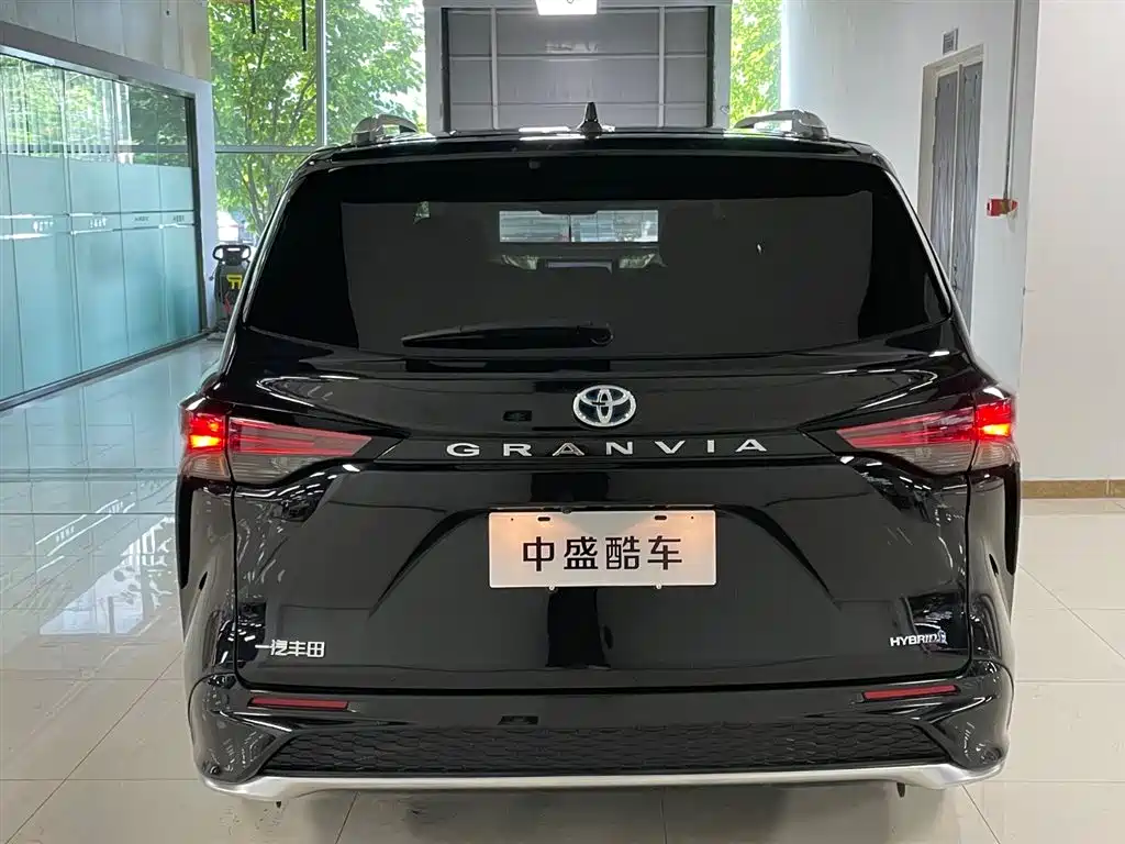 Toyota Granvia 2023 2.5L Luxury PLUS